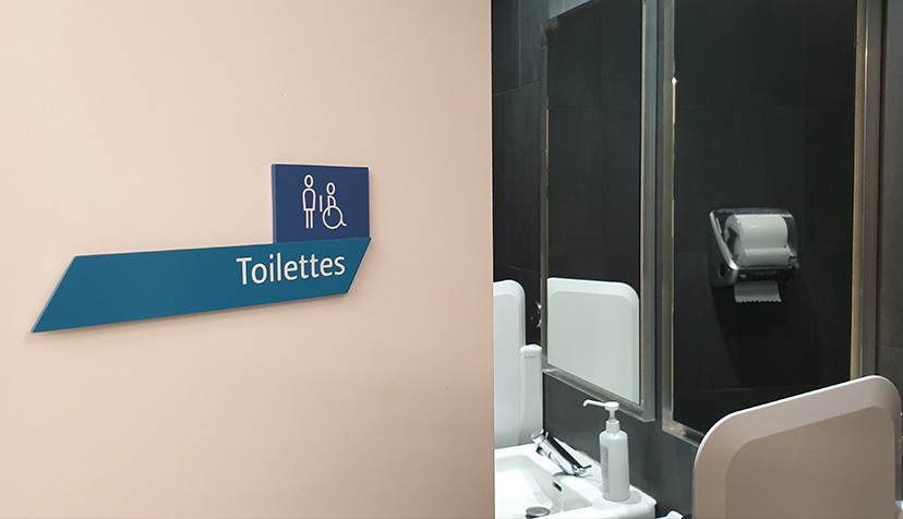 Toilettes accessibles en fauteuil roulant