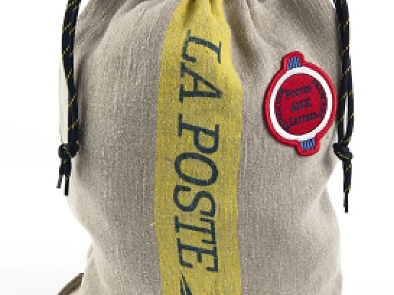 Vue 1 – Sac en toile postale avec écusson