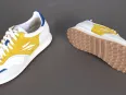 Vue 2 – chaussures jaunes